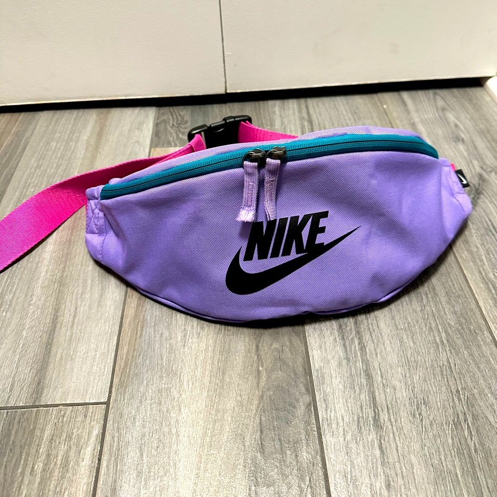 NIKE 💜 - Picture 2 of 4